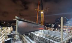 Veturitien uuden sillan pääkannatinpalkit nostettiin paikoilleen välitukien varaan yöaikaan vilkkaan junaliikenteen ehdoilla. Pisimmät teräksistä palkeista olivat 43 metriä ja painoa niillä oli lähes 40 tonnia. Ne olivatkin koko mittavan Veturitie ja Ratapihakorttelit -hankkeen pisimmät ja painavimmat yksittäiset elementit.