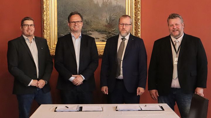 Tampereen henkilöratapiha -hankkeen allianssiurakan kehitysvaiheen sopimus allekirjoitettiin Tampereen Raatihuoneella. Kuvassa vasemmalta Kreate Oy:n Antti Kakko ja Jaakko Kivi sekä Magnus Nygård ja Mikko A. Heiskanen Väylävirastosta.
