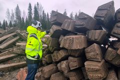Kreaten HERI-hankkeelta purkamat betoniset ratapölkyt saavat uuden elämän aurinkokennojen jalustoina.