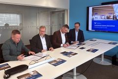 Kreate ja Väylävirasto allekirjoittivat noin 40 miljoonan euron arvoisen toteuttamissopimuksen Tampereen henkilöratapihan uudistuksen ensimmäisen vaiheen töistä 27.3.2025. Muiden töiden osalta hankkeen kehitysvaihe jatkuu, ja seuraavaan toteutusvaiheeseen arvioidaan päästävän vuonna 2026. Hankkeen kokonaisbudjetti on 202 miljoonaa euroa. Kuvassa sopimusta allekirjoittavat vasemmalta hankkeen projektipäällikkö Jetro Matilainen ja toimialajohtaja, hankkeet Magnus Nygård Väylävirastosta sekä Kreate Groupin toimitusjohtaja Timo Vikström ja teknisen toimiston johtaja Jaakko Kivi Kreatelta.