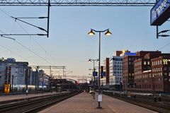 Tampereen henkilöratapiha -hankkeen ensimmäisessä vaiheessa rakennetaan kuvassa näkyvä uusi Erkkilän silta, matkaterminaalin liittyvät Ratapihankadun sillan työt, Perkiön alueen ratatyöt sekä erinäisiä työvaiheita rautatieasemalla. Työt käynnistyvät maanantaina 7.4. ja valmistuvat vuoden 2026 aikana vaiheittain.