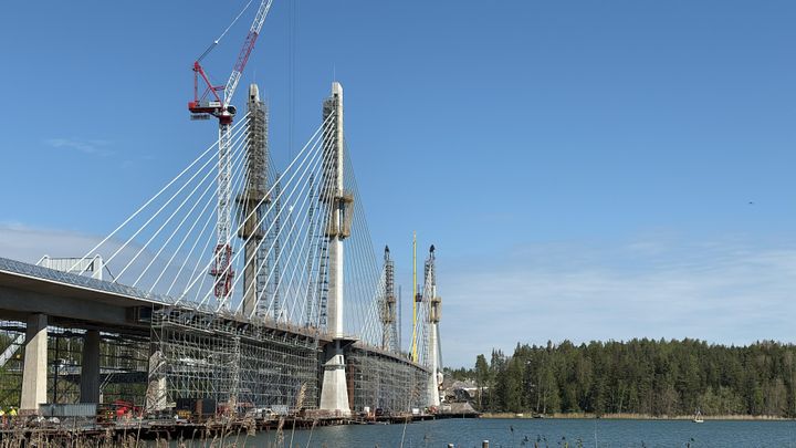 Uusi Kirjalansalmen vinoköysisilta kohoaa Paraisten maisemissa entistä näyttävämpänä, kun Kreate sai maanantaina 26.5. viimeisenkin köysiparin asennettua paikoilleen.