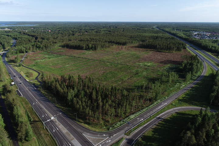 Ilmakuva alueesta, jossa on risteäviä teitä ja ympäröivää metsää Oulussa.