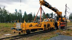 Uuden nivelpuominosturin erikoisuus on se, että koneella pystyy nostamaan myös ajaessa. Koneella ajettaessa nostokykyä löytyy 16,2 metrin etäisyydellä 26 tonniin asti.