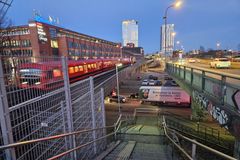 Kreate on voittanut Helsingissä sijaitsevan Junatien metrosillan kilpailutuksen. Hanke on Kreaten strategiassaan painottamaa monipuolista ja vaativaa rakentamista rataympäristössä.