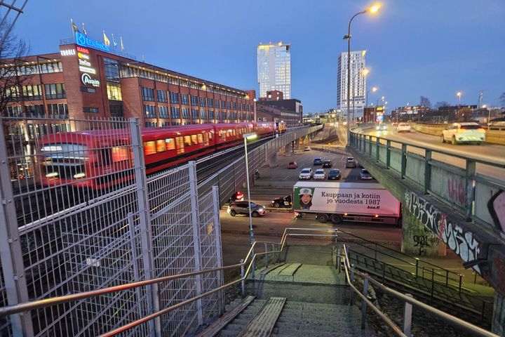 Kreate on voittanut Helsingissä sijaitsevan Junatien metrosillan kilpailutuksen. Hanke on Kreaten strategiassaan painottamaa monipuolista ja vaativaa rakentamista rataympäristössä.