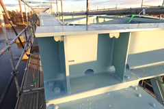 Rakenteilla oleva Tornionjoen ratasilta, jossa näkyy teräsrakenteita ja rakennustelineitä.