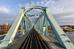 Alt-teksti: Teräsrakenteinen rautatiesilta Tornionjoella kirkkaana päivänä.