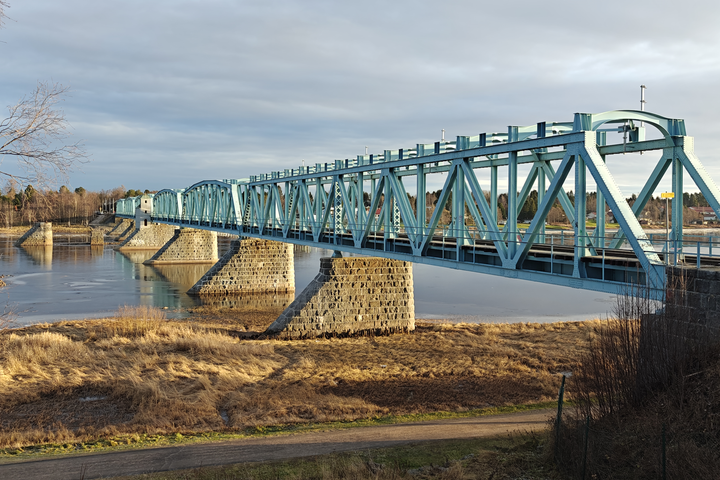 Sinisävyinen, kunnostettu rautatiesilta Tornionjoella.