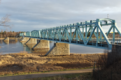 Sinisävyinen, kunnostettu rautatiesilta Tornionjoella.