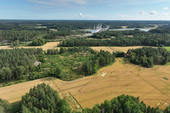 Kreate on voittanut lähes 80 miljoonan euron Mt 180 Kurkela–Kuusisto -urakan, jossa rakennetaan Kaarinaan läntinen ohitustie. Toisesta päästä ohitustie yhdistyy Helsinkiin johtavalle Valtatie 1:lle ja toinen pää rakentuu aivan Kreaten rakentaman ja kuvassa taustalla siintävän Kirjalansalmen sillan kupeeseen.