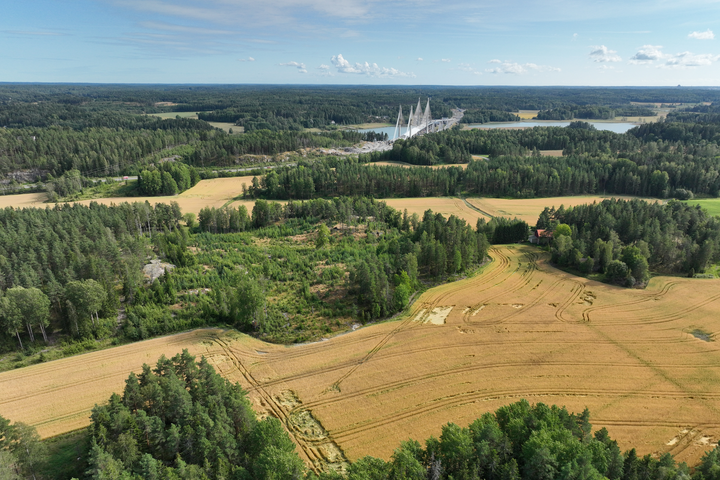 Kreate on voittanut lähes 80 miljoonan euron Mt 180 Kurkela–Kuusisto -urakan, jossa rakennetaan Kaarinaan läntinen ohitustie. Toisesta päästä ohitustie yhdistyy Helsinkiin johtavalle Valtatie 1:lle ja toinen pää rakentuu aivan Kreaten rakentaman ja kuvassa taustalla siintävän Kirjalansalmen sillan kupeeseen.