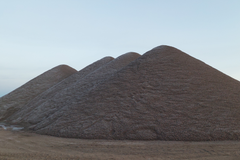 Kolme suurta kasaa hiekoitussepeliä Kreaten kiertotalousalueella Vantaalla.