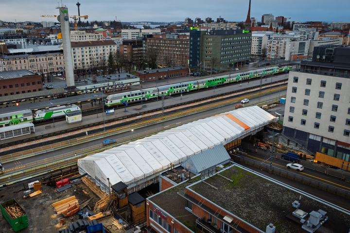 Ilmakuva rakennustyömaasta Ratapihankadun sillalla, taustalla Tampereen kaupunkinäkymä.