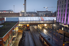 Rakennustyöt Ratapihankadun sillalla Tampereella kaupunkialueen keskellä, ratikan ja autojen liikenne huomioituna.