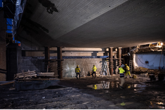 Työntekijöitä Ratapihankadun sillan alla, joka lasketaan lopulliseen sijaintiinsa Tampereella.