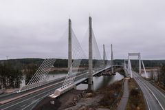 Kuvassa oikealla sijaitseva vanha Kirjalansalmen riippusilta oli ennen purkutöiden aloittamista uuden sillan kanssa vierekkäin. Se antaa hyvin mittakaavaa vastavalmistuneen Kirjalansalmen vinoköysisillan massiivisuudelle.