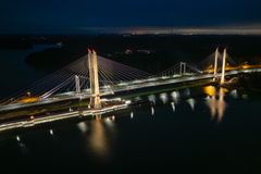 Kreaten rakentama uusi Kirjalansalmen silta näyttä upealta, kun se valaistaan pimeän tultua.