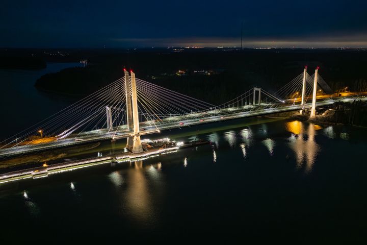 Kreaten rakentama uusi Kirjalansalmen silta näyttä upealta, kun se valaistaan pimeän tultua.