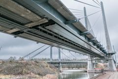 Kirjalansalmen sillan teräs- ja teräsbetonirakenteen liitoskohta näkyy selkeästi sillan alapuolelta katsottuna.