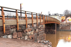 Porvoon vanha silta kiviverhoilluilla rakenteilla joen yllä.