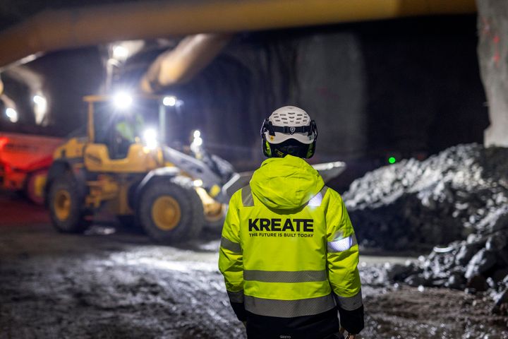 Kreate Sverige on allekirjoittanut vuoden 2025 lopussa noin 8,5 miljoonan euron arvoisen sopimuksen Tukholman uuden metrolinjan ensimmäisestä tunneliurakasta. Sopimuksen myötä Kreate Sverige otti myös ensimmäisen pääurakoitsijan roolin metrohankkeessa. Aiemmin se on noussut pääurakoitsijaksi Tukholman ohitustie -hankkeen tunneliurakoissa.