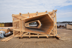 Puinen muotti Kruunuvuorensillan betonirakenteiden valamiseen.