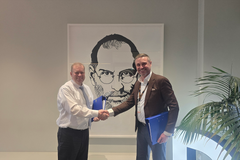 Kemijoki Oy:n toimitusjohtaja Tuomas Timonen ja Kreate Groupin toimitusjohtaja Timo Vikström kättelivät Kelukosken voimalaitoksen patoluukun urakkasopimuksen kunniaksi.