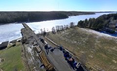 Työsillasta ei enää montaa metriä puutu ja Kreaten tavoitteena onkin päästä rakentamaan Auvaisbergin siltaa maaliskuun puolivälin jälkeen. Työt käynnistyvät porapaalutuksilla ja kasuunien rakentamisella, jotta Kreate pääsee rakentamaan välitukien vedenalaisia rakenteita.