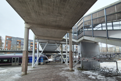 Kannelmäen asema talvisena päivänä, taustalla junia ja kerrostaloja.