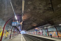 Raidetunneli Malminkartanon rautatieasemalla, seinillä värikästä taidetta.