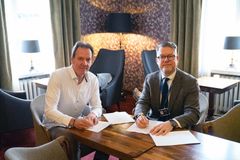 Kreaten rakennuspäällikkö Mika Seppälä ja Alva-yhtiöiden johtaja, verkot ja omaisuudenhallinta Toni Hemminki allekirjoittivat keskiviikkona 15.4.2026 sopimuksen Taulumäen vesitornin urakasta.