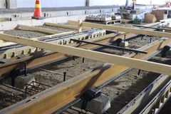 Kiskoihin asennettuja irtokiinnikkeitä sisätiloissa.