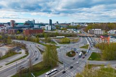 Kehitysvaiheessa kehitettiin kustannustehokkuutta ja toteutettavuutta parantavia ratkaisuja. Yksi kaupunkilaisia ja alueella liikkuvia ilahduttava asia on varmasti Kreaten ideoima työnaikainen silta, joka korvaa monivaiheiset liikennejärjestelyt ja mahdollistaa ajoneuvo- ja kevyen liikenteen jatkuvuuden koko hankkeen ajan. Kevyen liikenteen katko lyheni ratkaisun myötä koko urakka-ajasta noin viiteen kuukauteen.