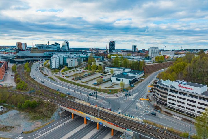 Kreate, Tampereen kaupunki ja Tampereen Vesi ovat allekirjoittaneet sopimuksen Viinikankadun maanalaisen ajoyhteyden ensimmäisestä toteutusvaiheesta. Yliopistontunnelin urakan arvo on reilut 28 miljoonaa euroa. Rakentaminen alkaa välittömästi.