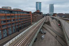 Kreate rakentaa uuden sillan kansirakenteet useana eri lohkona nykyisen sillan vieressä. Vuodelle 2027 ajoittuvan metrokatkon aikana Kreate purkaa vanhan sillan ja asentaa uudet siltalohkot paikoilleen. Kehitysvaiheessa Kreate kehitti purkutyöhön uudenlaisen ratkaisun, jonka avulla vältetään metroaseman laiturisiltojen purkaminen lähes kokonaan. Myös vanhan sillan purku voidaan toteuttaa pääosin ilman laajoja purkutöitä kauppakeskus Redin sisällä.
