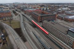 Kreate ja Pääkaupunkiseudun Kaupunkiliikenne allekirjoittivat noin 60 miljoonan euron sopimuksen Junatien metrosillan uusimishankkeen toteutusvaiheesta. Kahteen suuntaan kaartuvan Junatien metrosillan perusgeometria säilyy uudistuksessa vastaavanlaisena, mutta sillan rakenne muuttuu. Uusi silta toteutetaan rakennettavuuden takia kahdella erilaisella rakenneratkaisulla ja useammassa lohkossa.
