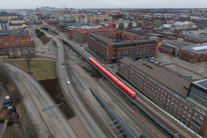 Kreate ja Pääkaupunkiseudun Kaupunkiliikenne allekirjoittivat noin 60 miljoonan euron sopimuksen Junatien metrosillan uusimishankkeen toteutusvaiheesta. Kahteen suuntaan kaartuvan Junatien metrosillan perusgeometria säilyy uudistuksessa vastaavanlaisena, mutta sillan rakenne muuttuu. Uusi silta toteutetaan rakennettavuuden takia kahdella erilaisella rakenneratkaisulla ja useammassa lohkossa.