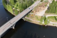 Kun liikenne saadaan siirrettyä turvallisesti uudelle sillalle, Kreate purkaa vanhan sillan hallitusti pois. Betonirakenne murskataan ja hyötykäytetään myöhemmin tarkoituksenmukaisissa kohteissa. Lisäksi urakka-alueelta irrotettavat maa- ja kiviainekset hyödynnetään hankkeen tie- ja pengerrakenteissa.