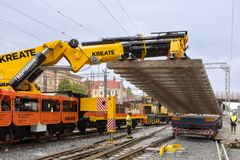 Näin kepeästi Kreaten ratanosturi siirsi osan 40 tonnia painavasta vaihteesta Tampereen henkilöratapihalla kesäkuun ensimmäisenä viikonloppuna. Kreate suunnitteli ja toteutti vaihteen siirron ja muut uuden vaihdekujan käyttöönottoon liittyvät monipuoliset työvaiheet tiukassa 40 tunnin aikaikkunassa.
