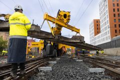 Sadesääkään ei haitannut ratatöiden etenemistä kesäkuun ensimmäisenä viikonloppuna Tampereen henkilöratapihan hankkeella. Kreaten ratanosturi nosti 12–15-tonnisia vaihde-elementtejä tehokkaasti. Isommatkin nostot olisivat onnistuneet, sillä nosturin nostokyky on tukijaloilla 4,6 metrin etäisyydelle jopa 108 tonnia.