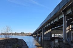 Kulosaaren metrosillan korjausurakan teknisesti haastavimpiin työvaiheisiin kuuluvat vanhojen anturoiden leventäminen, nykyisiin vedenalaisiin rakenteisiin liittyminen sekä uusien tukirakenteiden rakentaminen vesitiiviisti. Töitä varten Kreate rakentaa noin 250 metriä pitkän työsillan, joka mahdollistaa sillan alapuolella toteutettavat vedenalaiset työvaiheet.