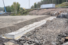 Betonimursketta käytetään tiehankkeen paalulaatan suojatäyttönä kallioisella työmaalla.
