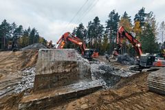 Vanha Kiilinkadun alikulkusilta purettiin noin 12 tunnissa usean eri koneen ja ammattilaisen voimin. Purkutyö ja materiaalien lajittelu sujui tehokkaasti ja purkutyöstä syntyi noin 500 tonnia purkubetonia jatkojalostukseen.