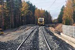 Sillansiirron jälkeen radan päällysrakenne palautettiin ja rata valmisteltiin jälleen liikennöitäväksi. Kuvassa Kreaten tukemiskone tiivistämässä raidesepeliä ja säätämässä raiteen oikeaa korkeutta ja sivuttaissuuntaista asemaa.