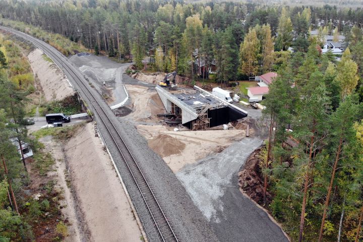Kreate siirsi Lappeenrannassa lokakuun ensimmäisenä viikonloppuna Kiilinkadun alikulkusillan paikoilleen ja rakensi radan sen päälle 72 tunnin totaalikatkossa. Kuvassa siltaa valmistellaan siirtoa varten. Siirtomatka oli 28 metriä, mikä on poikkeusellisen pitkä matka sillan siirtourakoissa. Pitkä rakennus- ja siirtomatka mahdollisti kuitenkin jalankulku- ja pyöräilyreitin säilymisen käytössä lähes koko urakan ajan.
