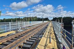 Kesäkuun totaalikatkoissa asennettiin Iijoen ratasillalla 230 komposiittipelkkaa.