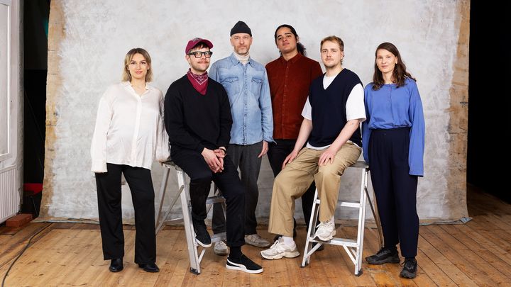 Kehittämöön päässeet elokuvantekijät, vasemmalta oikealle: Kaya Pakaslahti, Juho-Pekka Tanskanen, Hannu Karjalainen, Arman Zafari, Veikko Timonen ja Laura Rantanen.