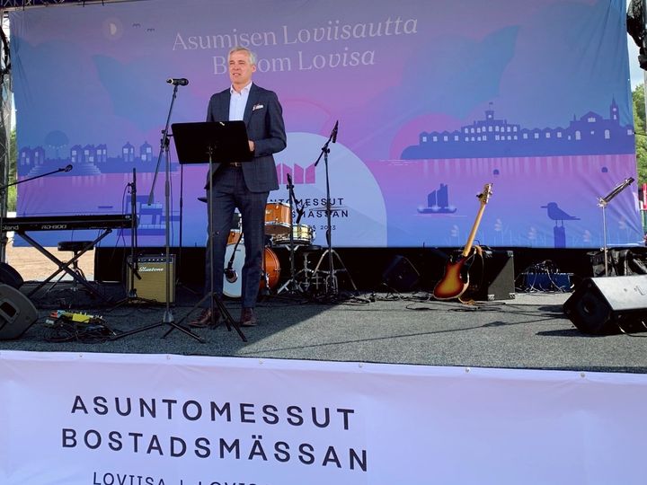 Asuntomessujen avajaispuhujana nähtiin mm. Eurooppa- ja omistajaohjausministeri Anders Adlercreutz. Kuva: Suomen Asuntomessut