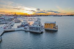 Ruotsissa on muutamia kelluvan rakentamisen alueita. Kuvassa ensimmäiset valmiit asunnot Västervikin alueelle suunnitellusta laajemmasta kelluvien asuntojen yhteistöstä, Aqua Villagesta. Kuva: Aqua Floating Group